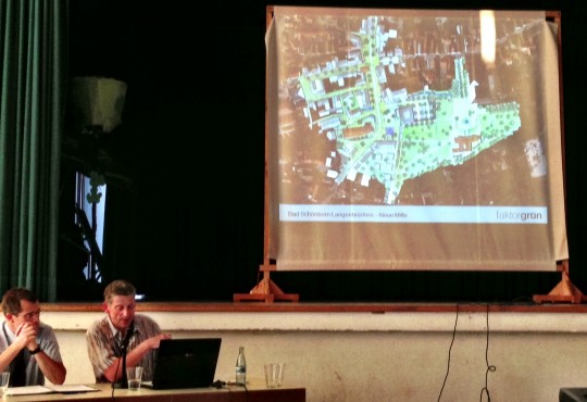 Martin Schädelbauer präsentiert die Skizze der "Neuen Mitte" Bad Schönborn-Langenbrücken (links im Bild Bürgermeister Klaus-Detlev Huge)