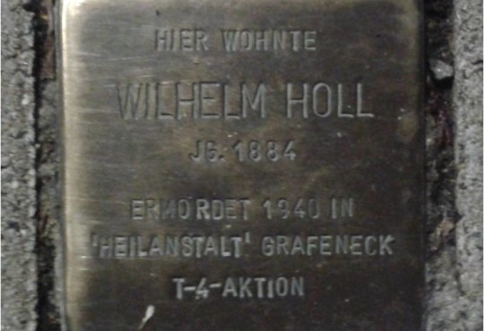 Aufnahme eines in Bretten verlegten Stolpersteines.