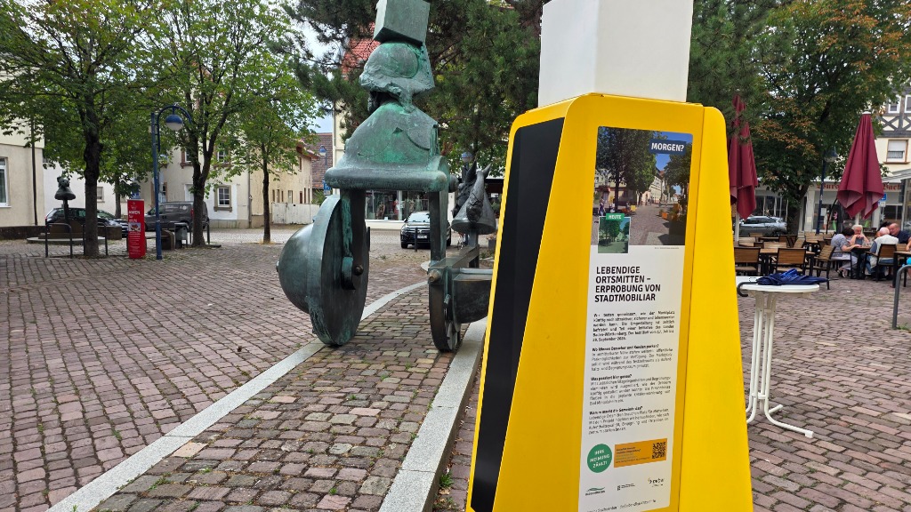 Infotafel und Plastik
